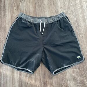 Vuori Banks Shorts Mens XXL Black 7" Inseam